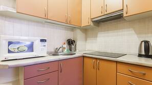 Großer Kühlschrank, Mikrowelle, Kochgeschirr/Geschirr/Besteck
