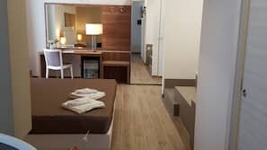Minibar, una cassaforte in camera, una scrivania, Wi-Fi gratuito