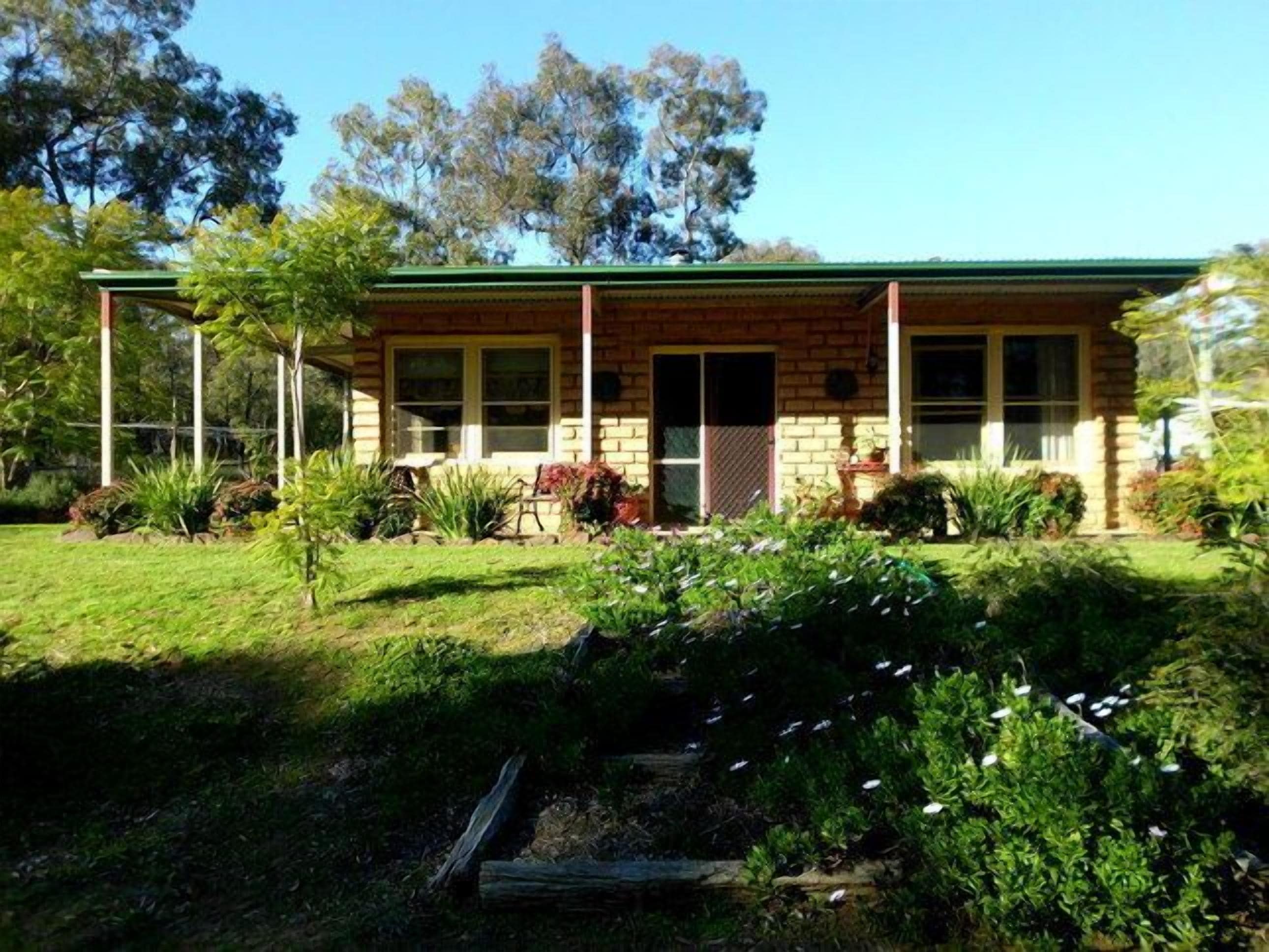 Coona Mudbrick Cotttage