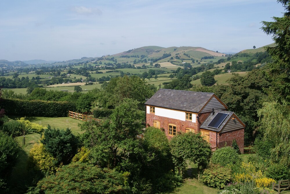 Secluded Detached Stable Barn Conversion On The Border Of