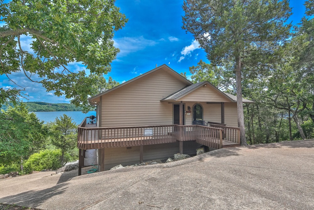 Spectacular 180° Views from Lakefront Beaver Point Lodge on Stunning Beaver Lake