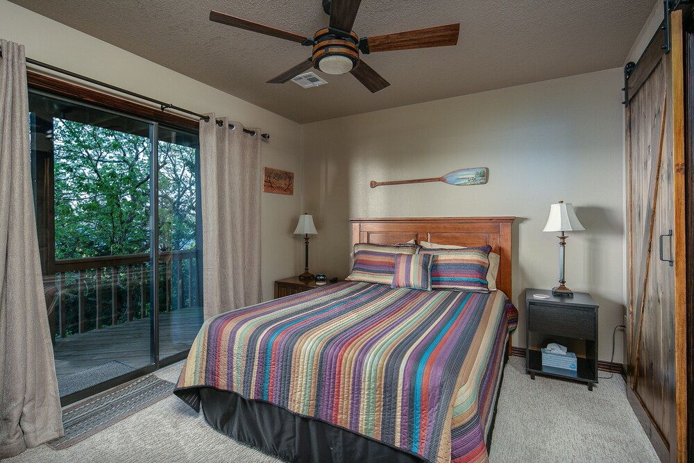 Room, Spectacular 180° Views from Lakefront Beaver Point Lodge on Stunning Beaver Lake