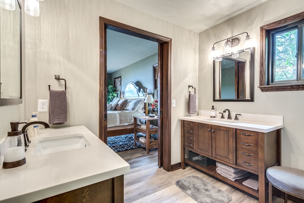 Bathroom, Spectacular 180° Views from Lakefront Beaver Point Lodge on Stunning Beaver Lake