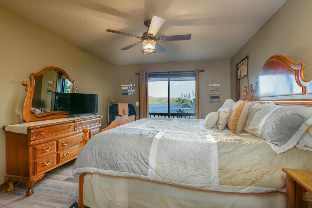 Room, Spectacular 180° Views from Lakefront Beaver Point Lodge on Stunning Beaver Lake