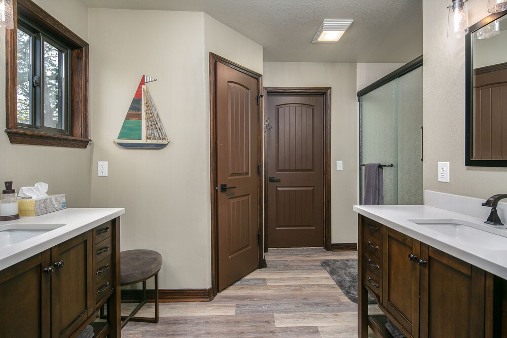 Bathroom, Spectacular 180° Views from Lakefront Beaver Point Lodge on Stunning Beaver Lake