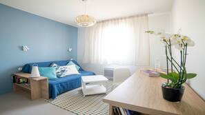 Premium bedding, in-room safe, desk, iron/ironing board