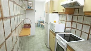 Kühlschrank, Mikrowelle, Herd, Hochstuhl