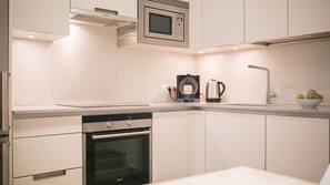 Full-sized fridge, microwave, oven, hob