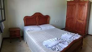 Frigobar, cortinas blackout, roupa de cama