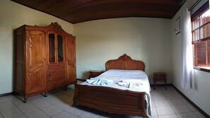 Frigobar, cortinas blackout, roupa de cama