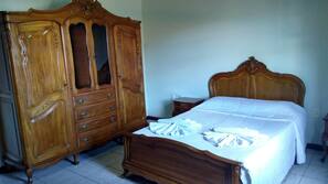 Frigobar, cortinas blackout, roupa de cama