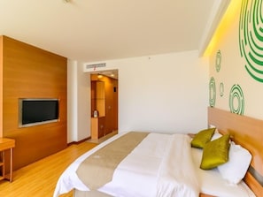Double Room | Blackout drapes, iron/ironing board, free WiFi