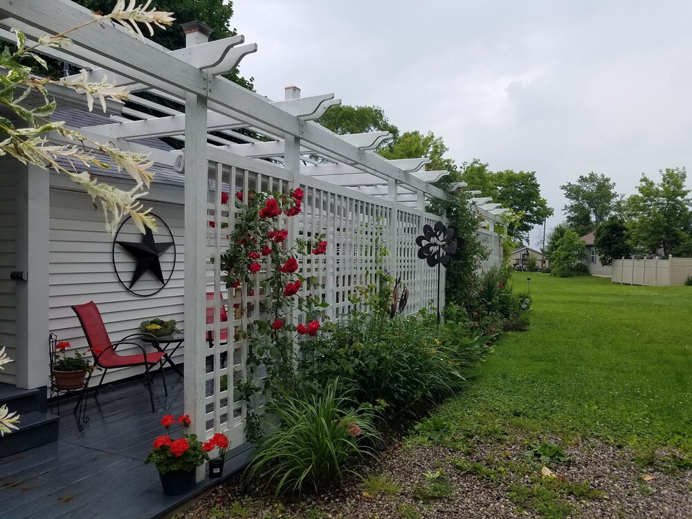 Cozy Ames Cottage Elk Rapids Michigan In Traverse City Hotel
