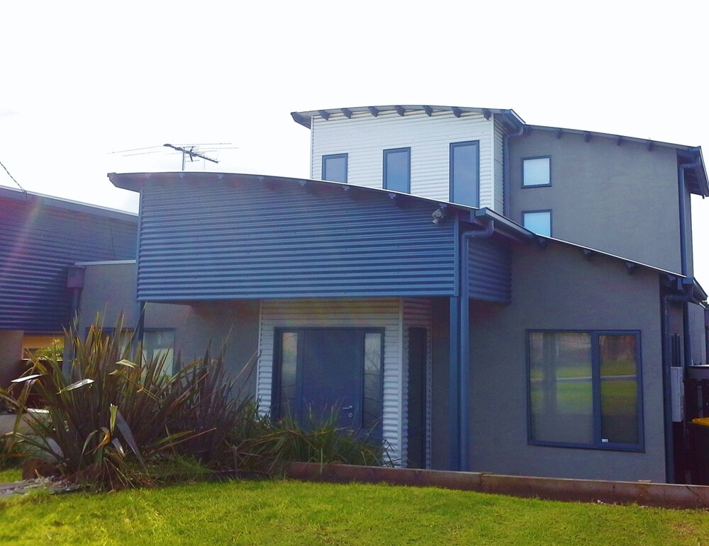 Retreat to Bay Breeze at Coronet Bay