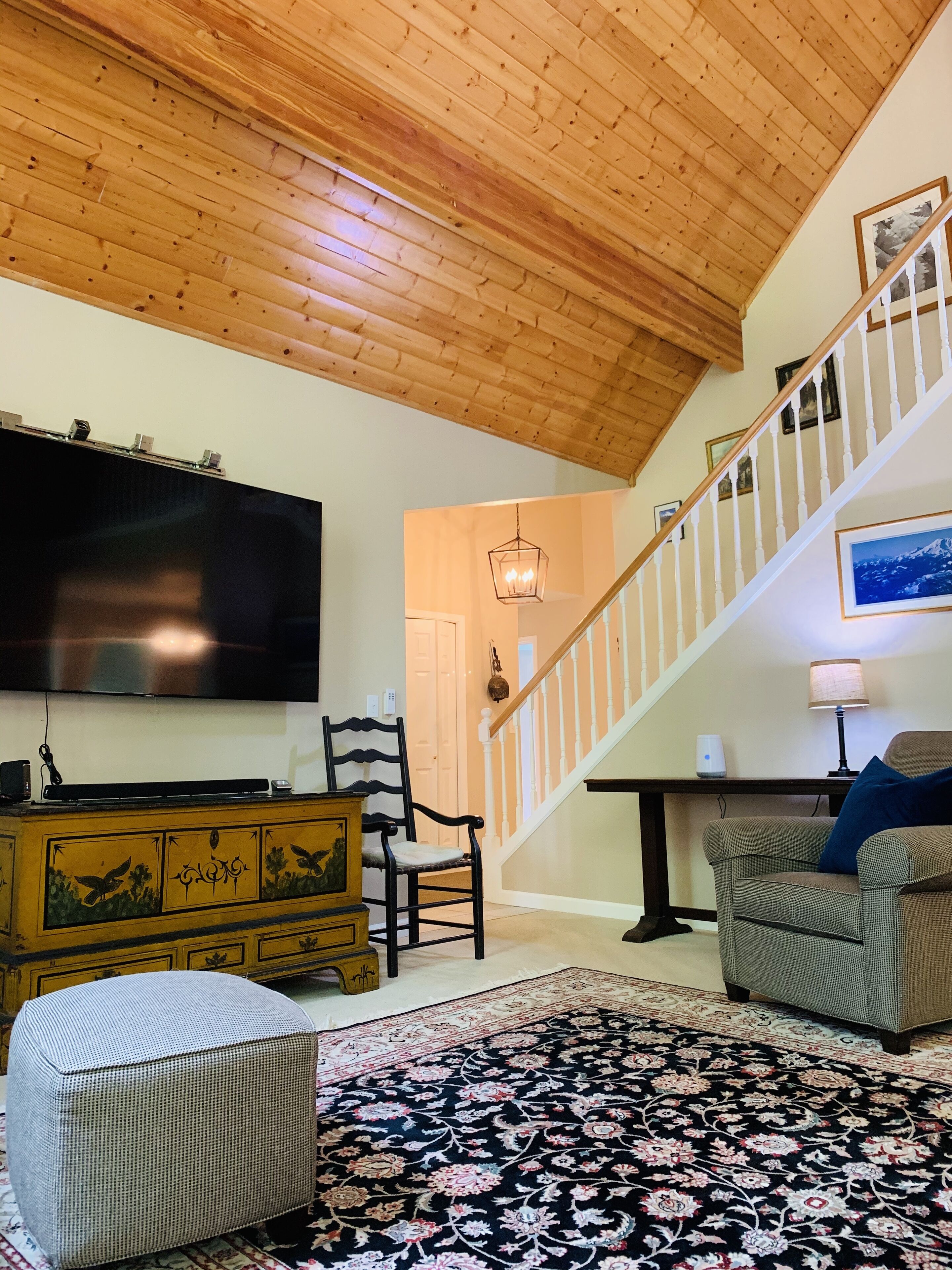 Mountain Chalet 20 min to Crystal Mountain Resort and Mt. Rainier w/ Hot Tub in Tacoma, United States