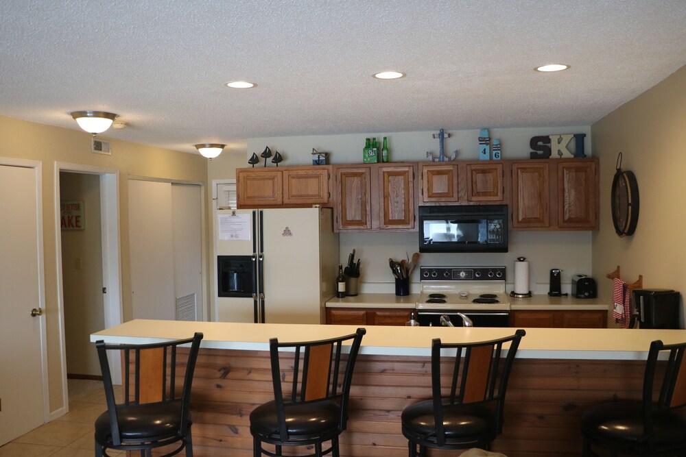 Parkside Place 2 Bedroom Lakefront Condo W/Boat Slip Available for Rent Deals & Reviews (Osage