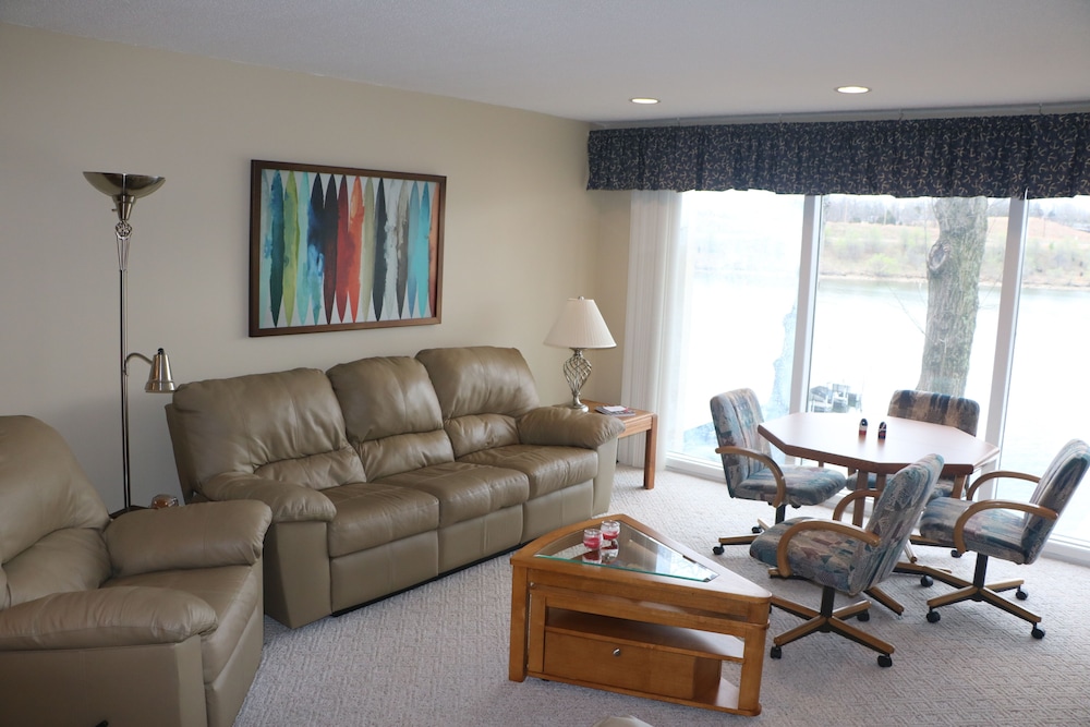 Parkside Place 2 Bedroom Lakefront Condo W/Boat Slip Available for Rent Deals & Reviews (Osage