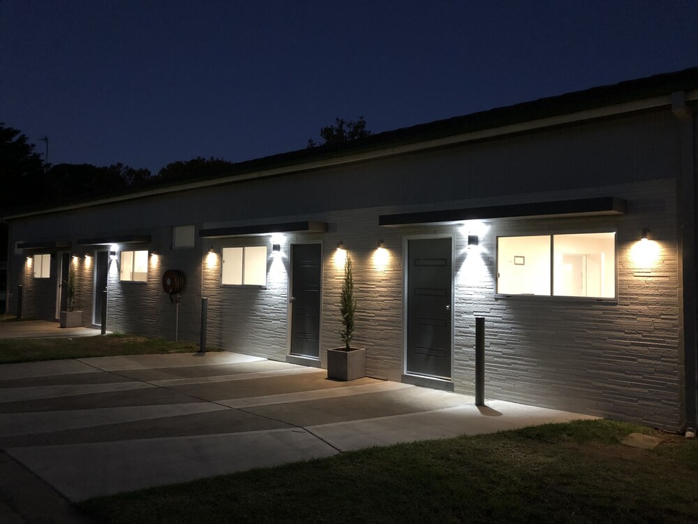 Front of property - evening/night, Gundagai Tourist Suites