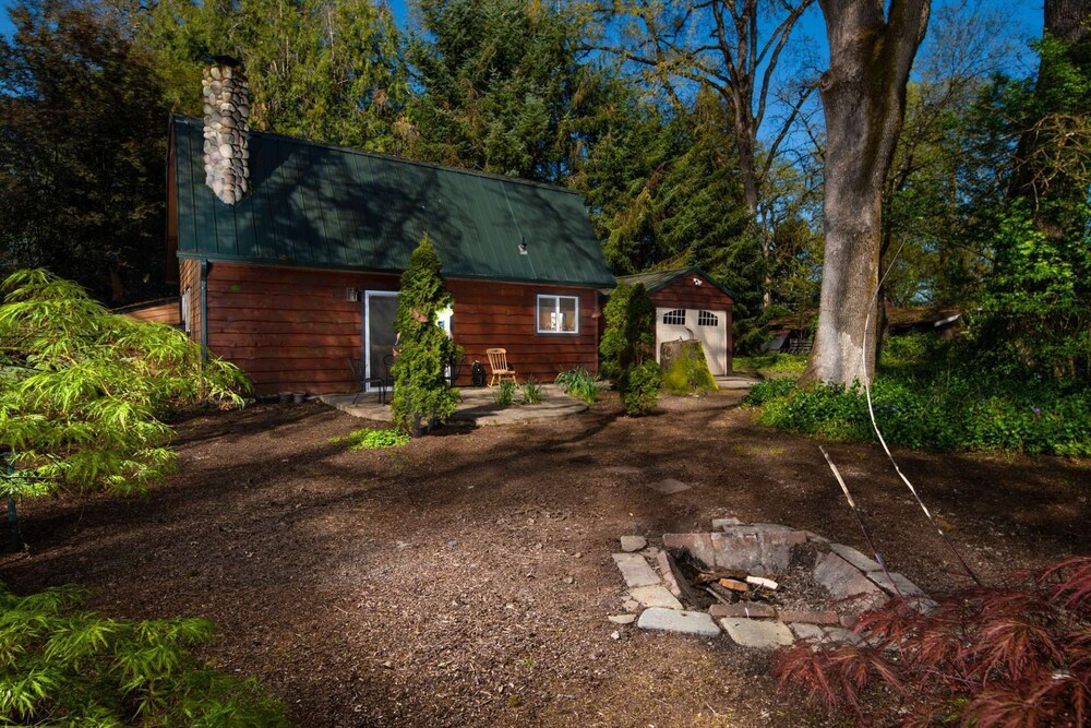 Wine Country Cottage, Pet Friendly, Nestled in Trees Near Vineyard With Fire-Pit & Cozy Wooded Patio