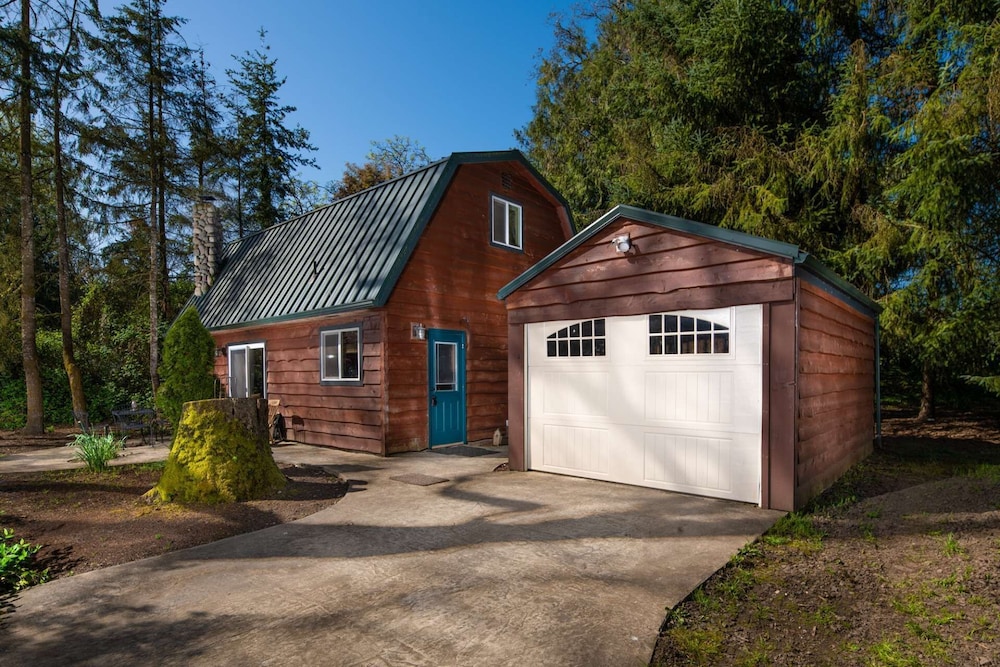 Wine Country Cottage, Pet Friendly, Nestled in Trees Near Vineyard With Fire-Pit & Cozy Wooded Patio