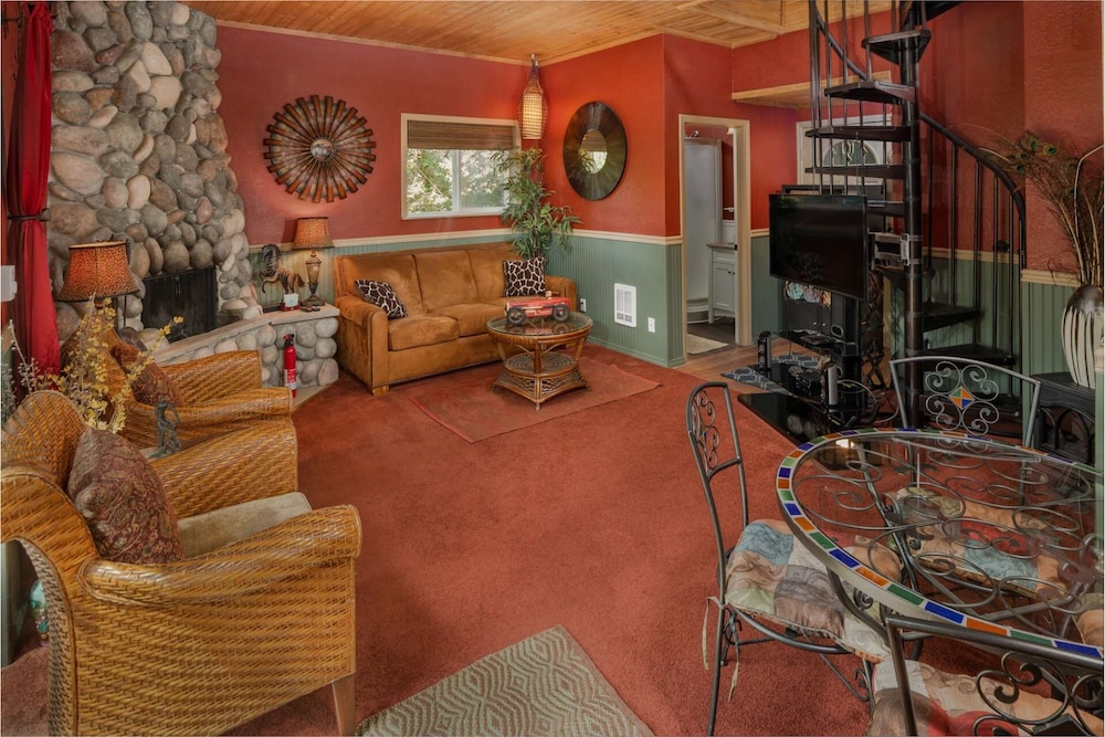 Wine Country Cottage, Pet Friendly, Nestled in Trees Near Vineyard With Fire-Pit & Cozy Wooded Patio