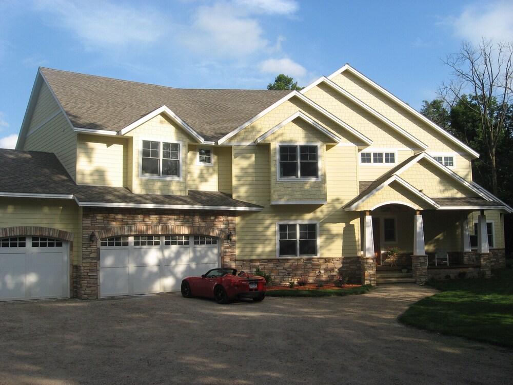 Great For Large Parties! Secluded Executive Cabin Near Lakes & Spicer Activity! in Willmar, United States