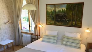 Blackout drapes, iron/ironing board, free WiFi, linens