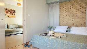 1 dormitorio, minibar, tabla de planchar con plancha
