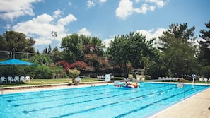 Una piscina al aire libre de temporada