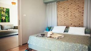1 dormitorio, minibar, tabla de planchar con plancha