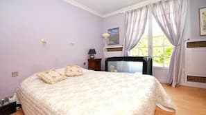 6 bedrooms, individually decorated, individually furnished, desk