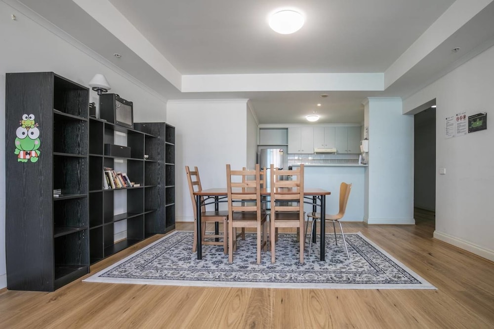 3 Bedrooms 2 Car Parks Carlton Garden Opposite