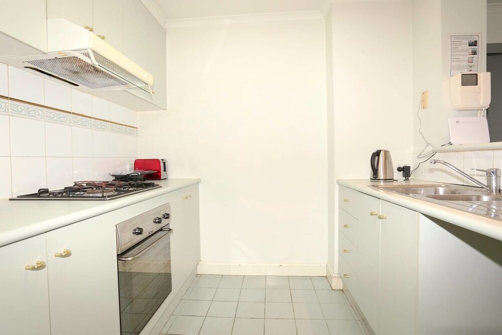 3 Bedrooms 2 Car Parks Carlton Garden Opposite