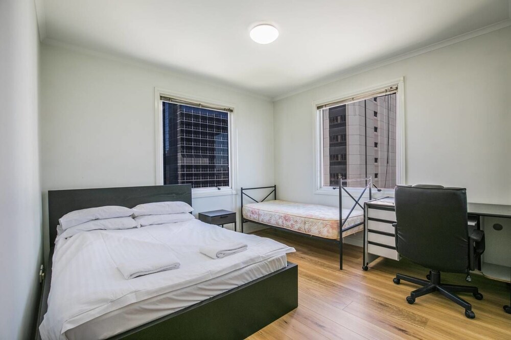 3 Bedrooms 2 Car Parks Carlton Garden Opposite