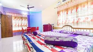 3 bedrooms, desk