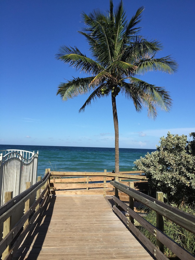 Beautiful Hollywood Beach Condo, Steps to Beach - FULLY LICENSED VACATION RENTAL