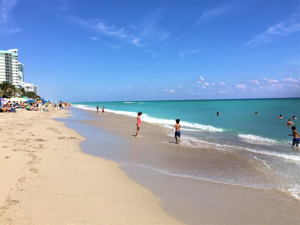 Beautiful Hollywood Beach Condo, Steps to Beach - FULLY LICENSED VACATION RENTAL