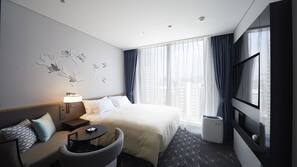 Premium bedding, down duvet, in-room safe, blackout curtains