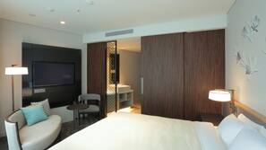 Premium bedding, down duvet, in-room safe, blackout curtains