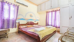 1 bedroom, desk