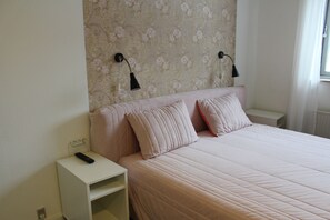 Deluxe Double Room, Private Bathroom | Hypo-allergenic bedding, individually decorated, individually furnished