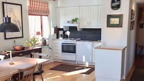 Full-sized fridge, microwave, oven, hob