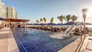 2 piscines extérieures, parasols de plage, chaises longues