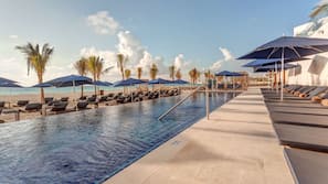 2 piscines extérieures, parasols de plage, chaises longues