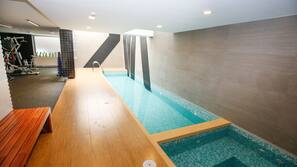 Una piscina cubierta