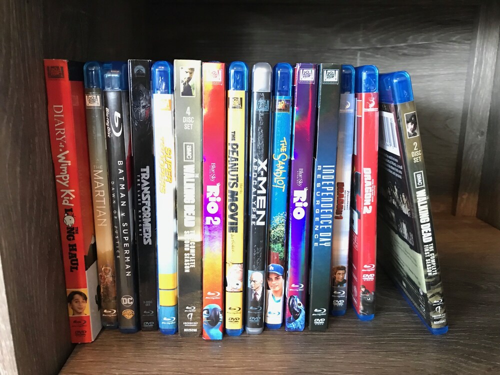 Updated Cottage With Large Deck & Private Lakefront on Caseville's Sand