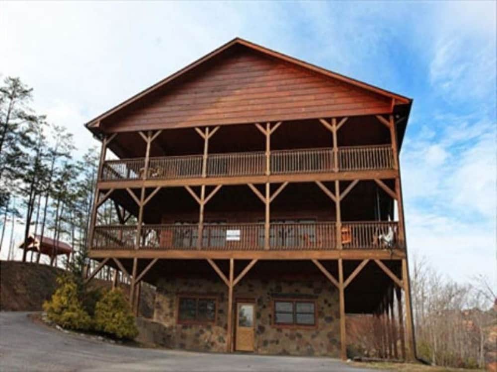 Party Hut 5 Bedroom Cabin In Gatlinburg Pigeon Forge Hotel