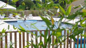Piscine couverte, piscine extérieure, parasols de plage, chaises longues