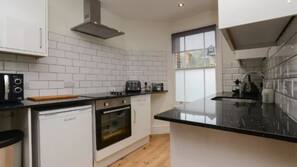 Full-sized fridge, microwave, oven, coffee/tea maker