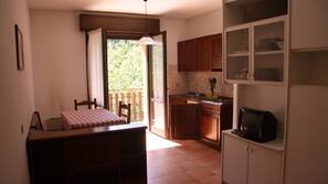 Full-sized fridge, hob, cookware/dishes/utensils